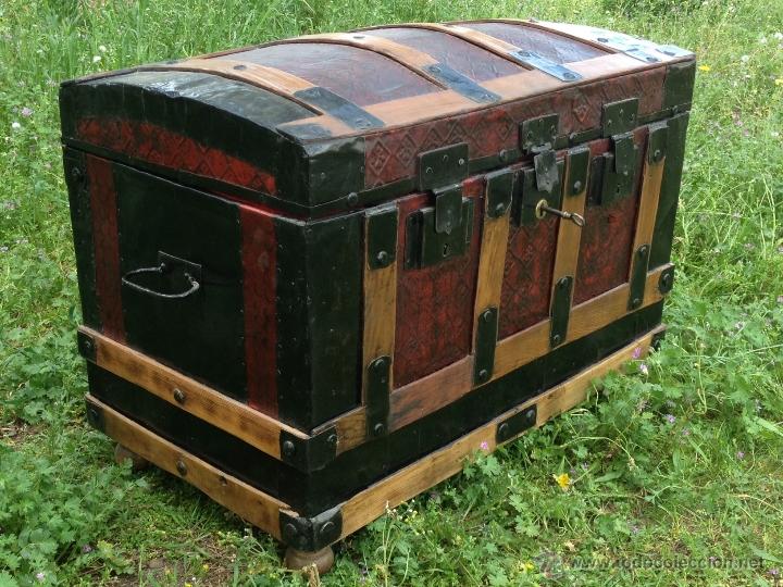 Antig&uuml;edades: Ba&uacute;l, arc&oacute;n antig&uuml;o chapa y madera. - Foto 3