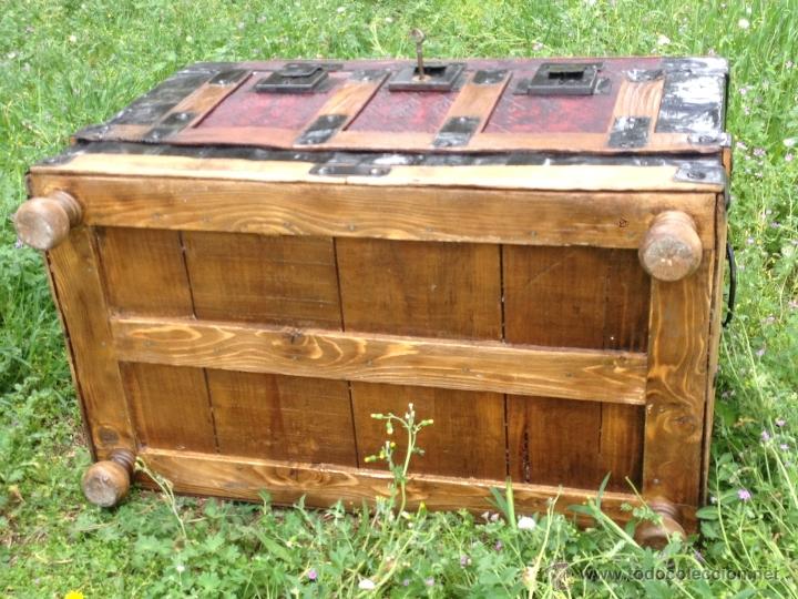 Antig&uuml;edades: Ba&uacute;l, arc&oacute;n antig&uuml;o chapa y madera. - Foto 10