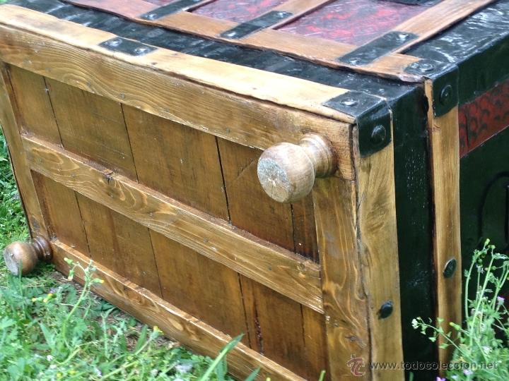Antig&uuml;edades: Ba&uacute;l, arc&oacute;n antig&uuml;o chapa y madera. - Foto 11