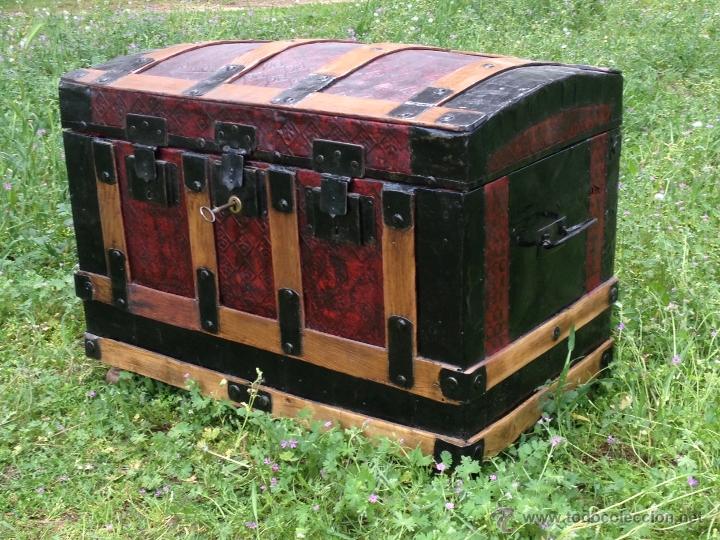 Antig&uuml;edades: Ba&uacute;l, arc&oacute;n antig&uuml;o chapa y madera. - Foto 12