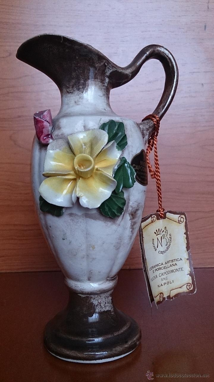 Antigüedades: Jarra antigua en cerámica Italiana CAPODIMONTE, con flores en relieve y certificado de origen. - Foto 1 - 42812025