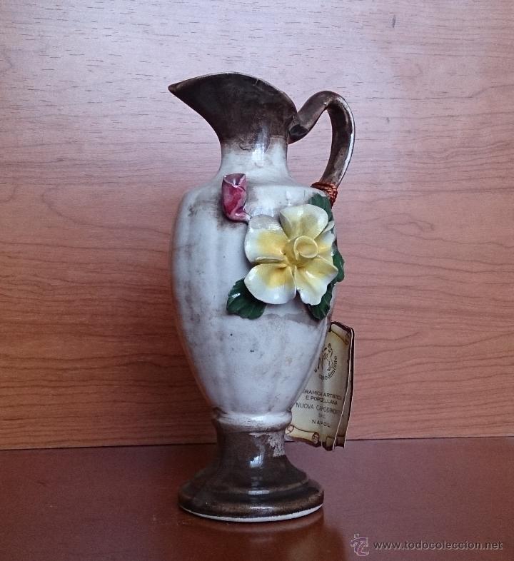 Antigüedades: Jarra antigua en cerámica Italiana CAPODIMONTE, con flores en relieve y certificado de origen. - Foto 8 - 42812025