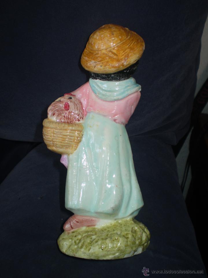 Antig&uuml;edades: NI&Ntilde;A CON CESTA Y GALLINA - Foto 2