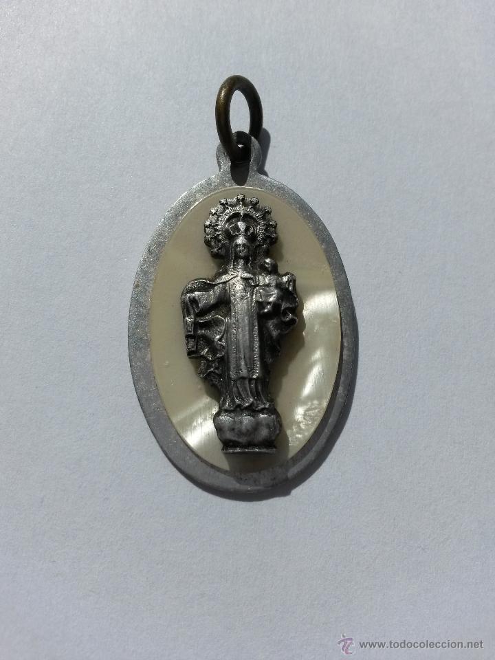 Antig&uuml;edades: Medalla de la virgen de 3,5 x 2,3 cms. nacar - Foto 1