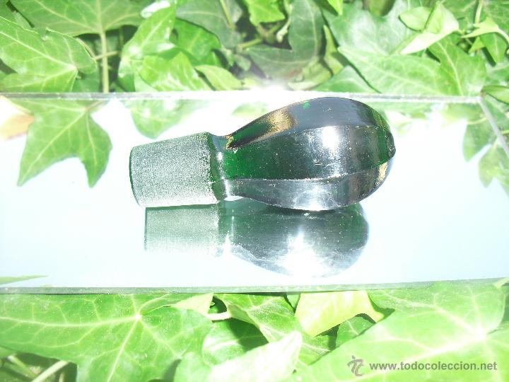 Antig&uuml;edades: Antiguo tap&oacute;n de cristal verde esmeralda para botella o decantador.