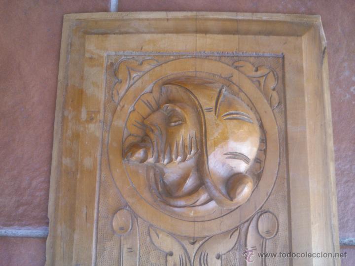 Antig&uuml;edades: Tabla de madera tallada con la representaci&oacute;n de un caballero - Foto 3