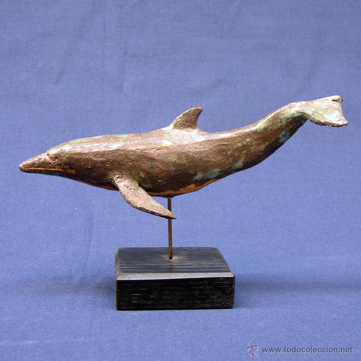 Oggetti Antichi: Preciosa escultura de un delf&iacute;n, en gres.