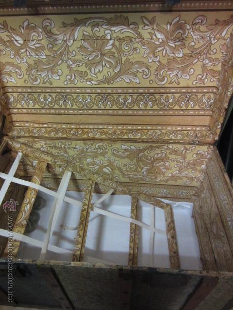 Antig&uuml;edades: Ba&uacute;l de madera recubierto de lata ( para restaurar ) - Foto 10