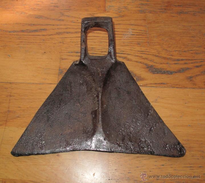Antig&uuml;edades: ANTIQU&Iacute;SIMA AZADA DE FORJA. CURIOSA FORMA - Foto 1