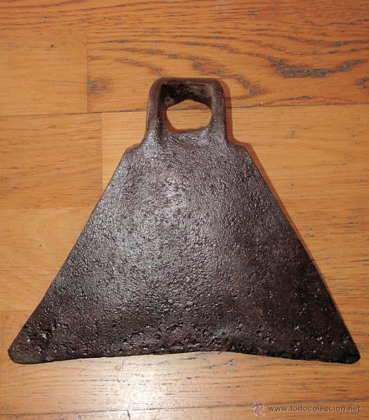 Antig&uuml;edades: ANTIQU&Iacute;SIMA AZADA DE FORJA. CURIOSA FORMA - Foto 2