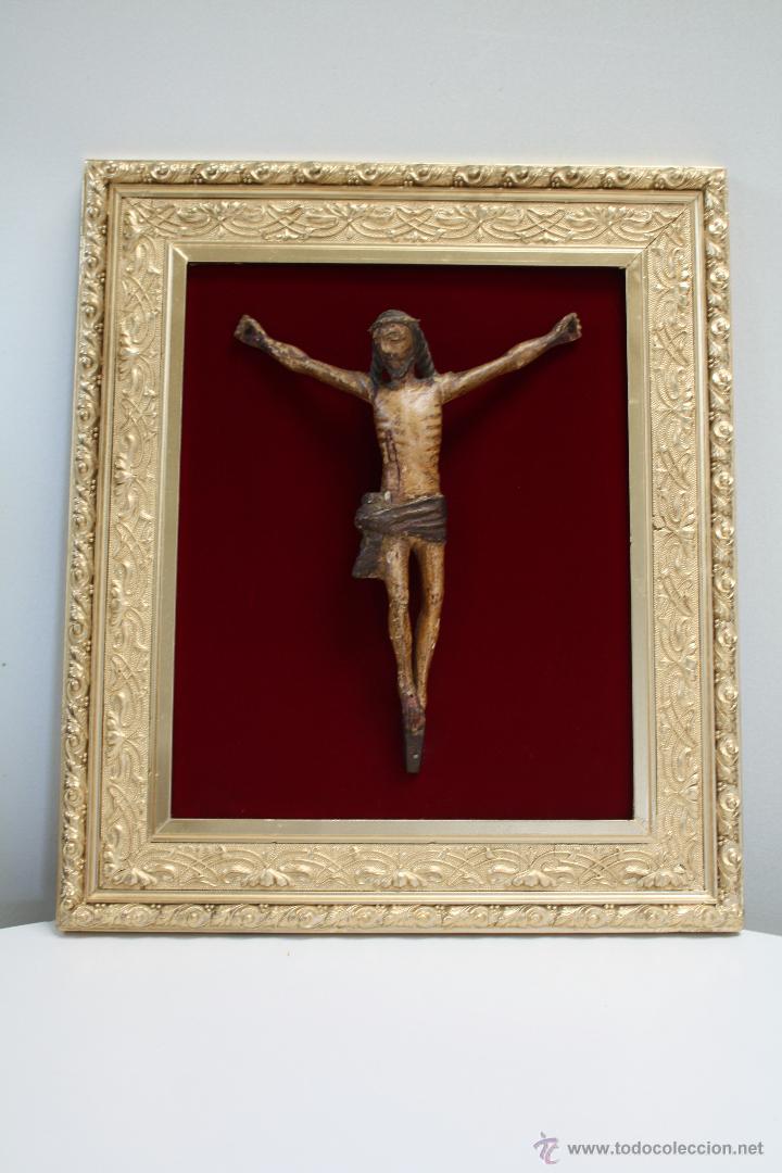 Antiguidades: ANTIGUO CRISTO, TALLA DE MADERA POLICROMADA. MARCO DE MADERA DORADA SOBRE FONDO DE TERCIOPELO.