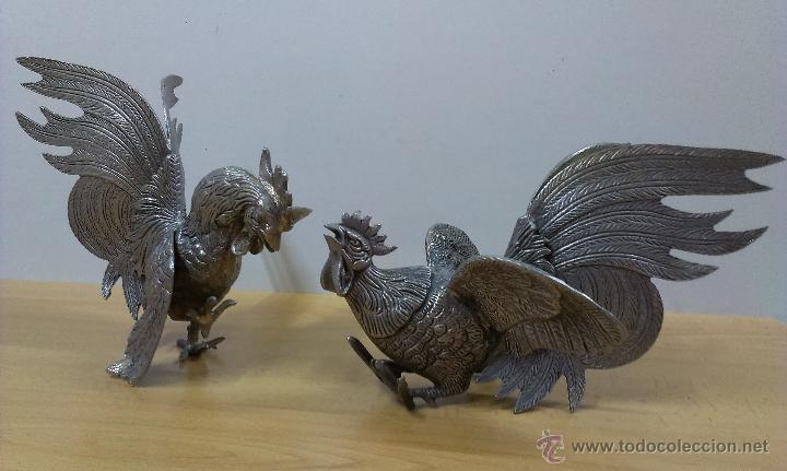 Antiguidades: PAREJA DE GALLOS EN POSICION DE PELEA METALICOS