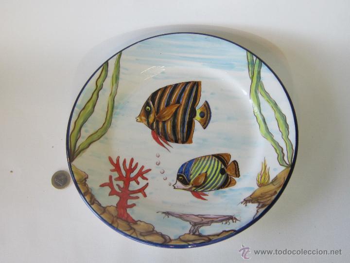 Antig&uuml;edades: PLATO DE COLGAR PINTADO A MANO - Foto 1
