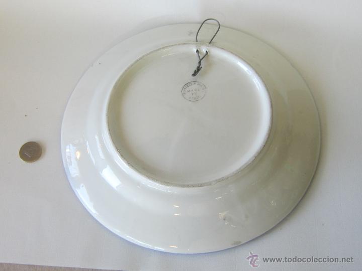 Antig&uuml;edades: PLATO DE COLGAR PINTADO A MANO - Foto 2