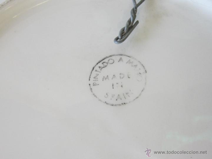 Antig&uuml;edades: PLATO DE COLGAR PINTADO A MANO - Foto 3