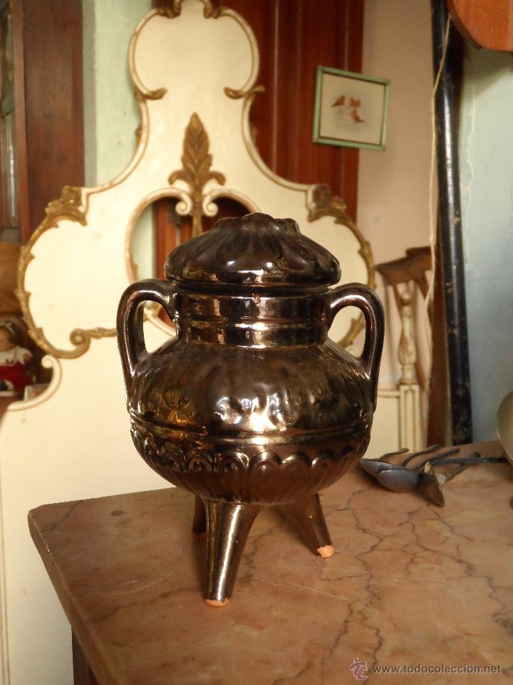 Antig&uuml;edades: ANTIGUO JARRON CON TAPA TRIPODE COLOR BRONCE REFLEJO - Foto 1