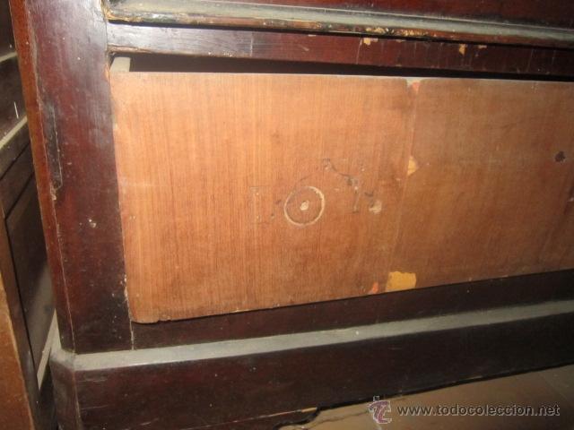 Antig&uuml;edades: Comoda isabelina chapada en caoba para restaurar. - Foto 2