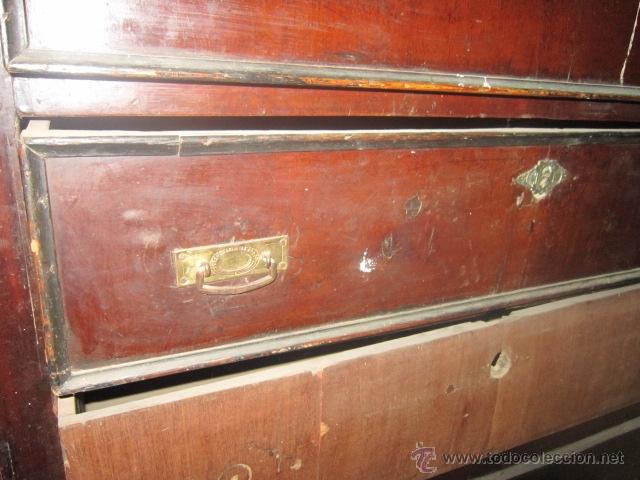 Antig&uuml;edades: Comoda isabelina chapada en caoba para restaurar. - Foto 3