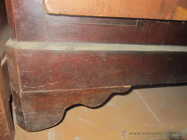Antig&uuml;edades: Comoda isabelina chapada en caoba para restaurar. - Foto 4