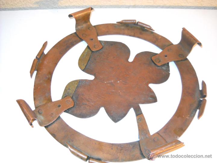 Antig&uuml;edades: Antiguo salvamanteles de cobre - Foto 3