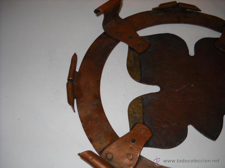 Antig&uuml;edades: Antiguo salvamanteles de cobre - Foto 4