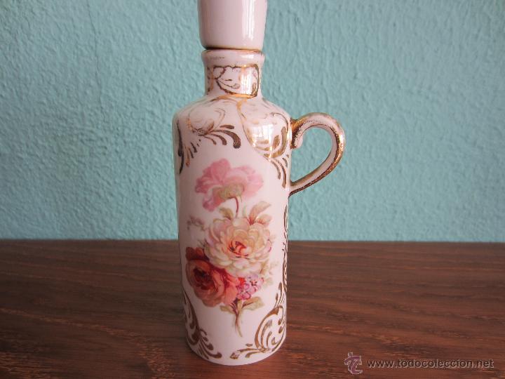Antig&uuml;edades: peque&ntilde;a botella de porcelana - Foto 1