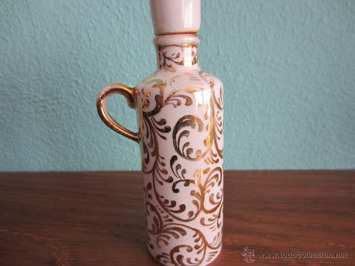 Antig&uuml;edades: peque&ntilde;a botella de porcelana - Foto 2