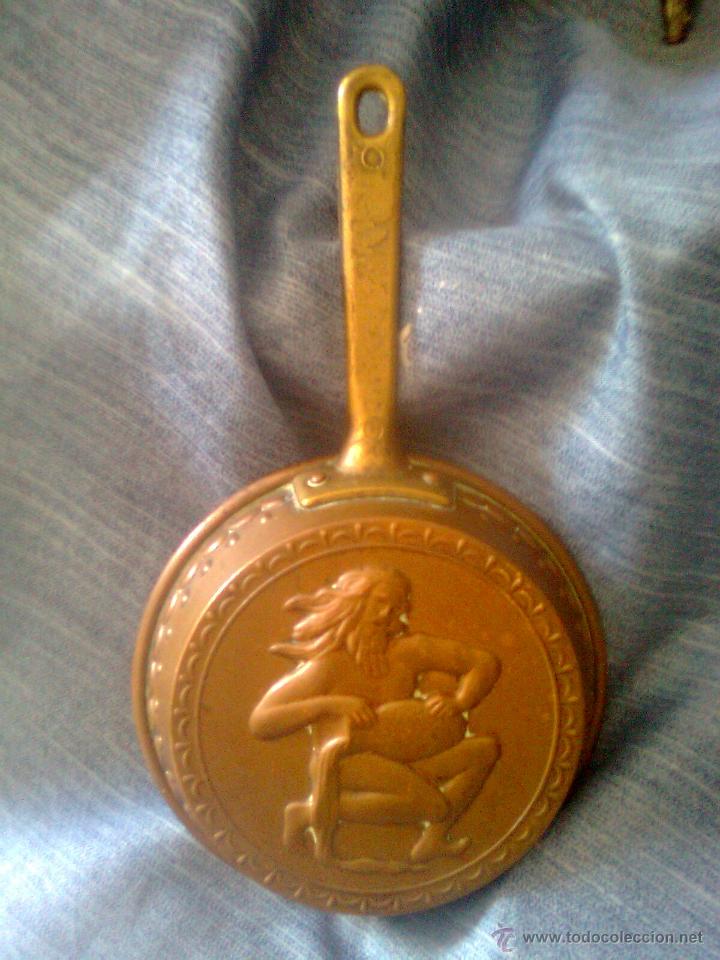 Oggetti Antichi: Sart&eacute;n decorativa con figura de neptuno - Poseid&oacute;n. probable origen holand&eacute;s. Cobre cn asa de bronce