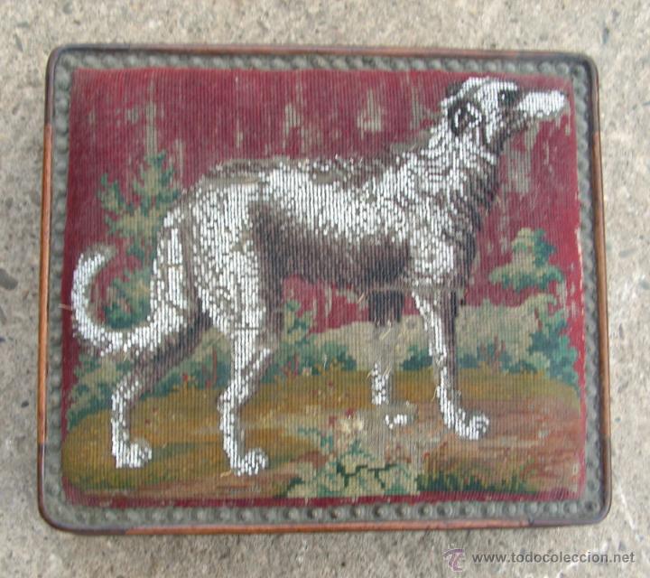 Antigüedades: Reposapiés Biedermeier con tapicería original con bordado de abalorios. Alemania hacia 1850 - Foto 2 - 43352631