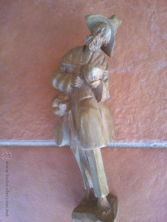 Antig&uuml;edades: FIGURA TALLADA DE PERSONAJE ERRANTE - Foto 1