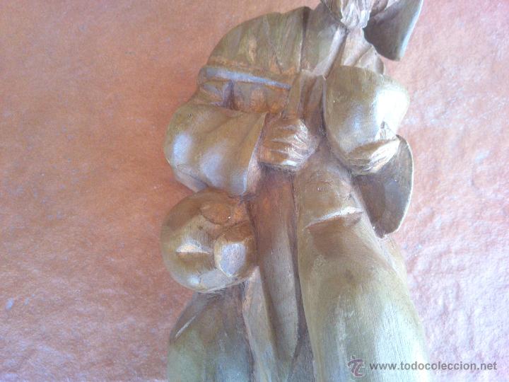 Antig&uuml;edades: FIGURA TALLADA DE PERSONAJE ERRANTE - Foto 3