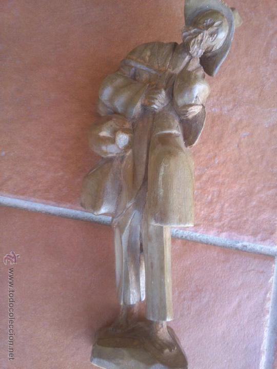 Antig&uuml;edades: FIGURA TALLADA DE PERSONAJE ERRANTE - Foto 5