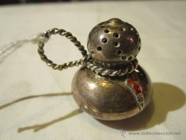 Antig&uuml;edades: Antiguo y peque&ntilde;o salero de alpaca con cruz de Santiago esmaltada. 3 cms. de altura.