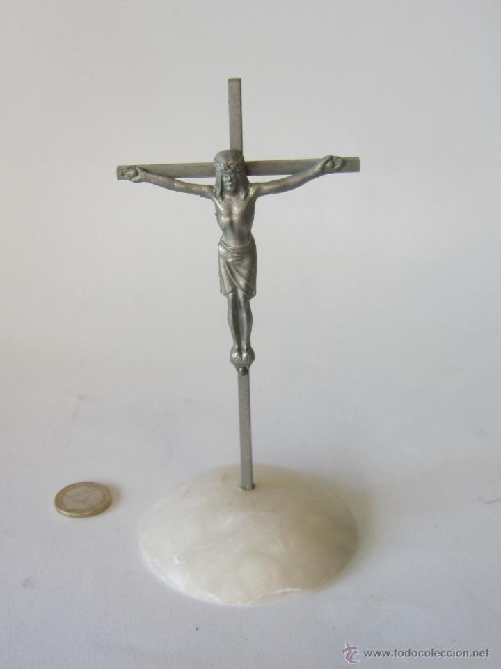 Antig&uuml;edades: CRUCIFIJO EN METAL CON BASE DE MARMOL - Foto 1