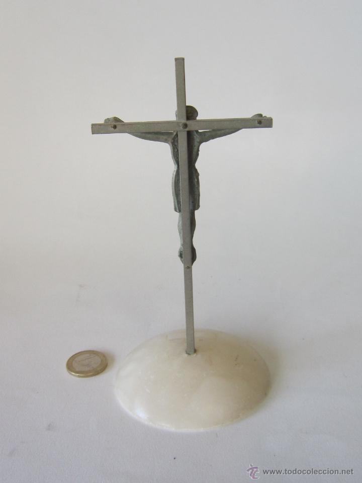 Antig&uuml;edades: CRUCIFIJO EN METAL CON BASE DE MARMOL - Foto 2
