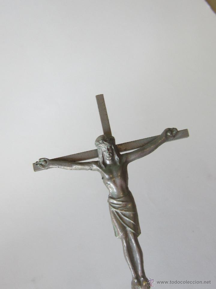 Antig&uuml;edades: CRUCIFIJO EN METAL CON BASE DE MARMOL - Foto 3