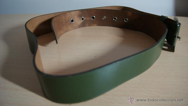 Antig&uuml;edades: Cintur&oacute;n de cuero en verde con hebilla de aluminio - Foto 2