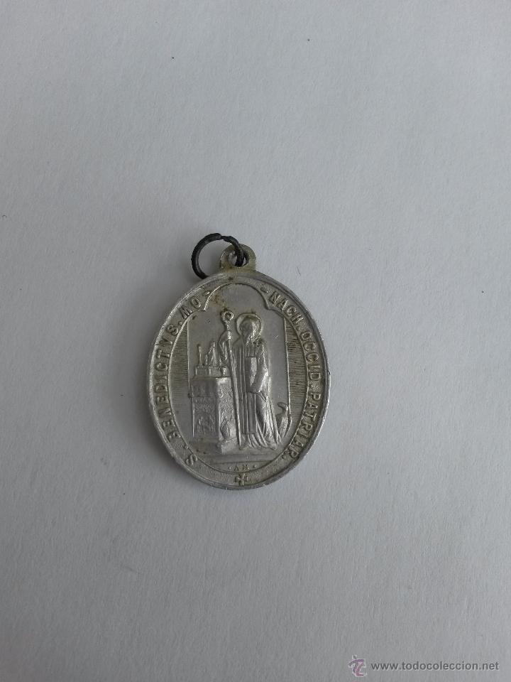 Antig&uuml;edades: Medalla religiosa benedictus etc.... de 2,8 x 2 cms - Foto 1
