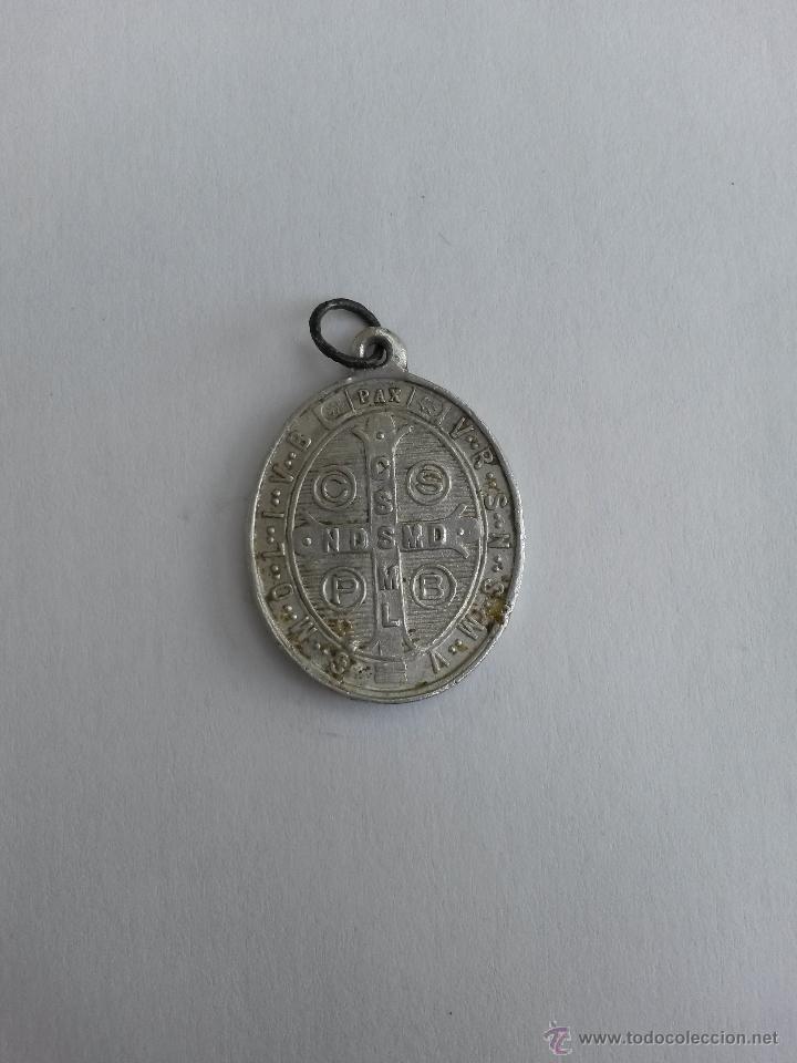 Antig&uuml;edades: Medalla religiosa benedictus etc.... de 2,8 x 2 cms - Foto 2