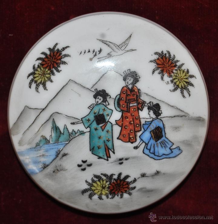 Antigüedades: CAJITA EN PORCELANA CON MOTIVOS PINTADOS DE TEMA ORIENTAL. CIRCA 1900