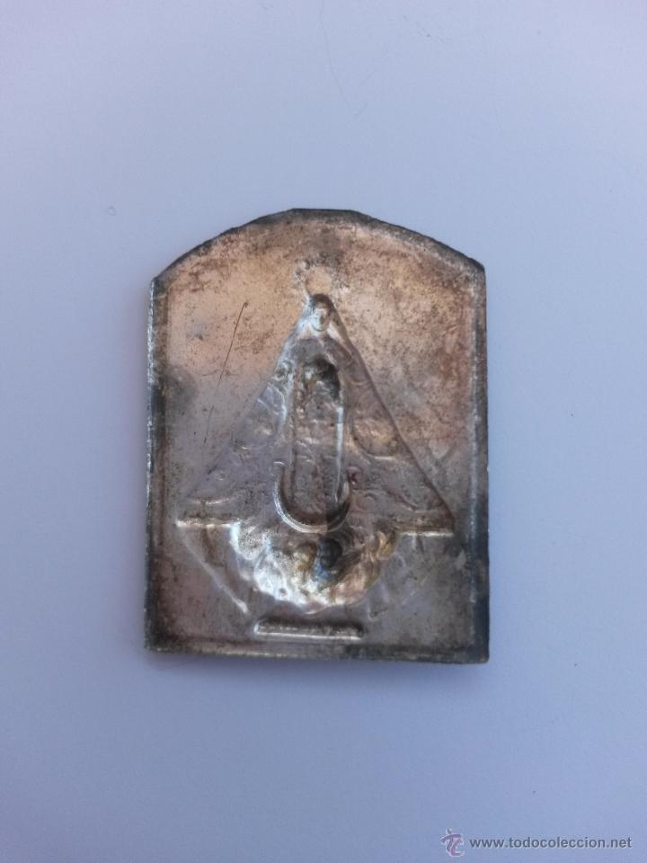 Antig&uuml;edades: Chapa con virgen de 3 x 2,3 cms - Foto 2