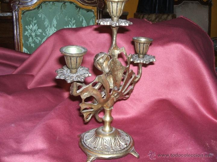 Antig&uuml;edades: FIGURA CANDELABRO 3 VELAS DE BRONCE. - Foto 2