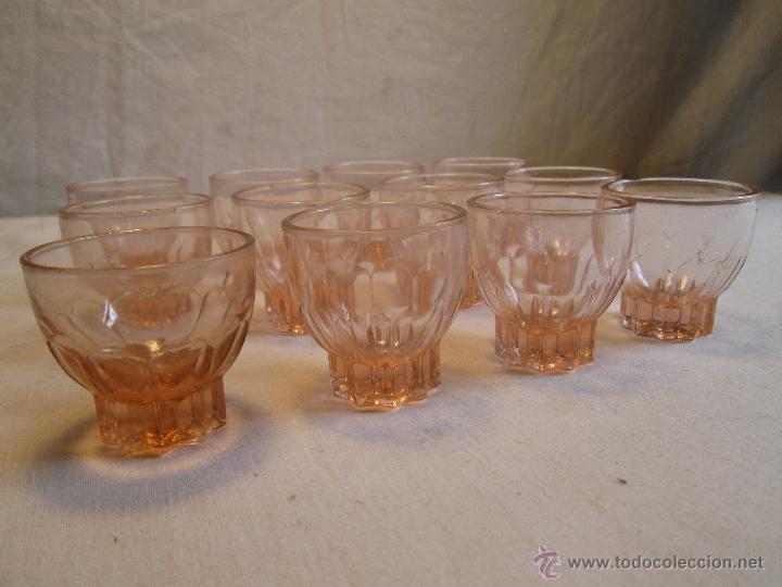 Antig&uuml;edades: 12 VASOS CHUPITO CRISTAL ROSA - Foto 2