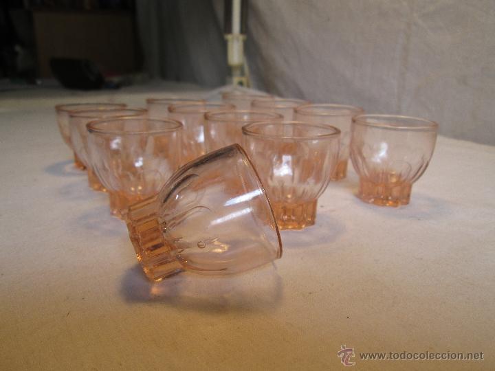 Antig&uuml;edades: 12 VASOS CHUPITO CRISTAL ROSA - Foto 4