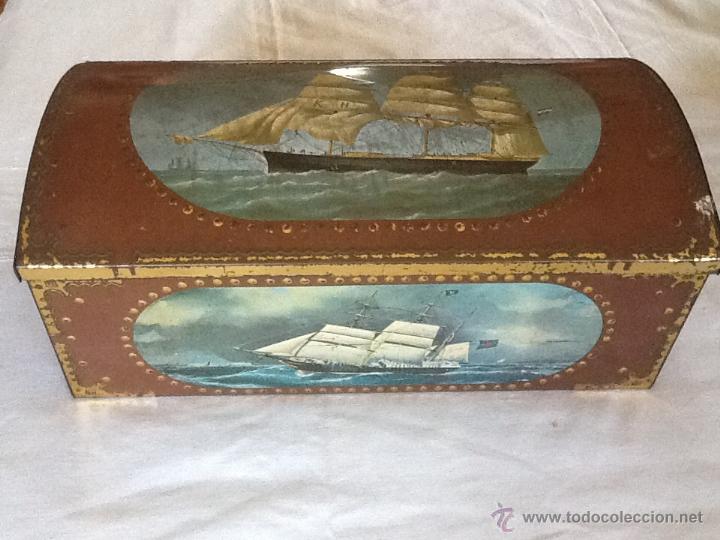 Antig&uuml;edades: GRAN CAJA DE LATA CON FORMA DE BA&Uacute;L, DECORADA CON VELEROS - Foto 1