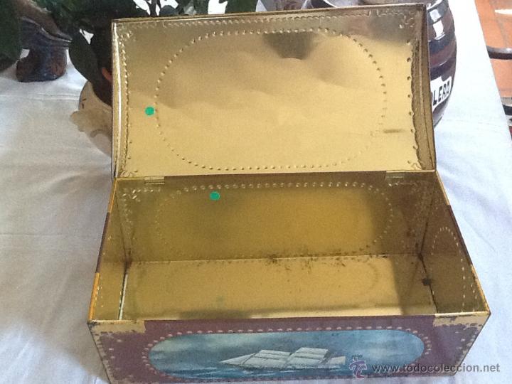 Antig&uuml;edades: GRAN CAJA DE LATA CON FORMA DE BA&Uacute;L, DECORADA CON VELEROS - Foto 2