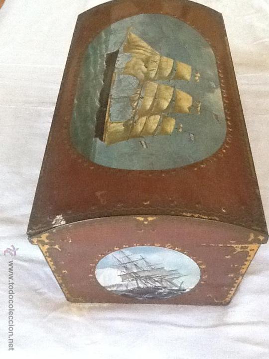 Antig&uuml;edades: GRAN CAJA DE LATA CON FORMA DE BA&Uacute;L, DECORADA CON VELEROS - Foto 3
