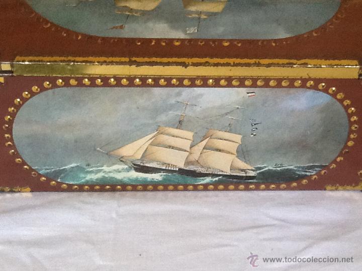 Antig&uuml;edades: GRAN CAJA DE LATA CON FORMA DE BA&Uacute;L, DECORADA CON VELEROS - Foto 4