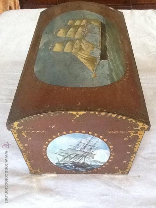 Antig&uuml;edades: GRAN CAJA DE LATA CON FORMA DE BA&Uacute;L, DECORADA CON VELEROS - Foto 5