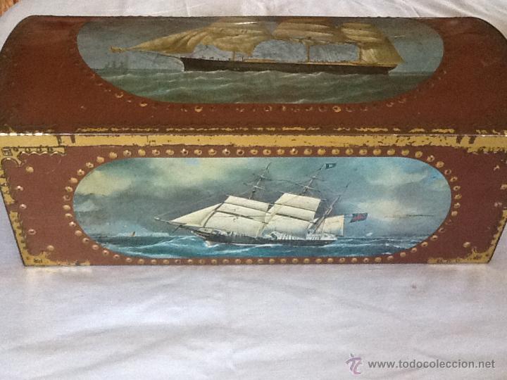 Antig&uuml;edades: GRAN CAJA DE LATA CON FORMA DE BA&Uacute;L, DECORADA CON VELEROS - Foto 6